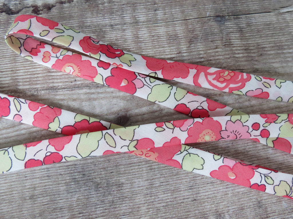 Liberty Fraise Tagada bias binding in coral pink and pale green for quilting