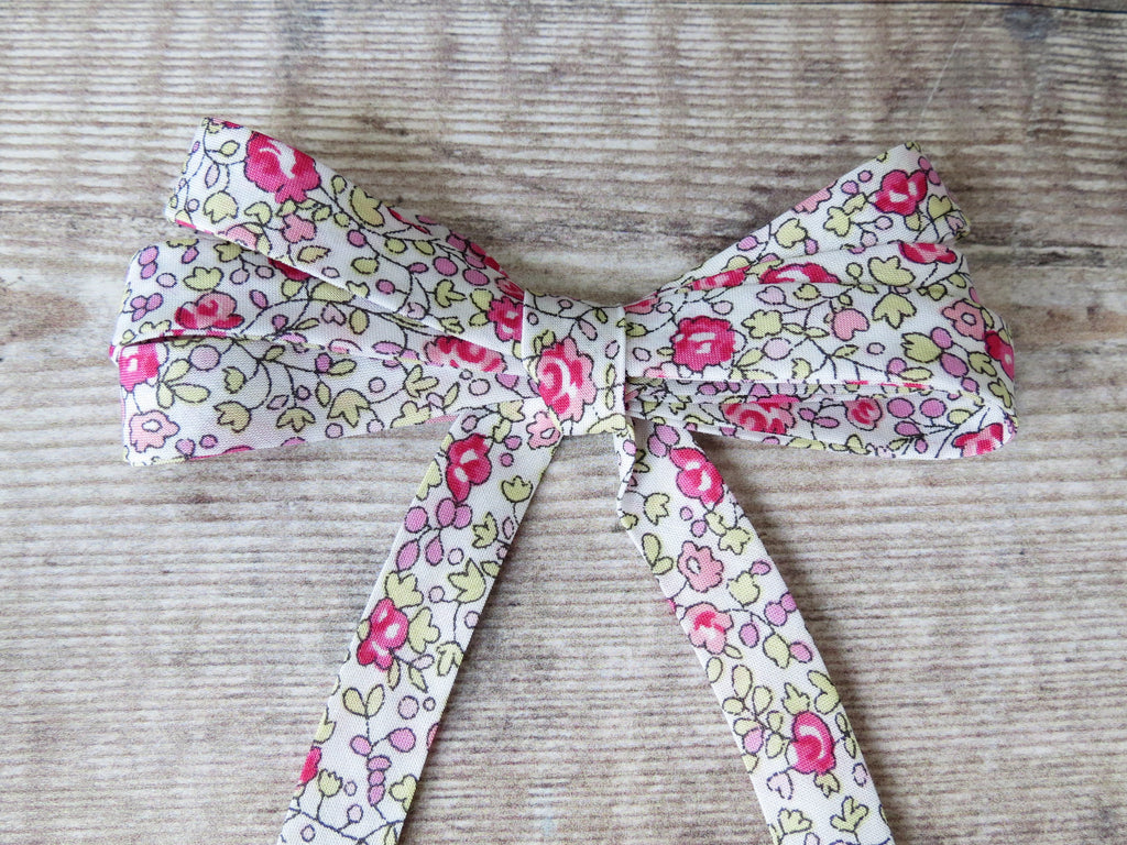 Liberty Eloise X bias binding with pink and white rose pattern, 10mm wide double fold